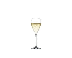 SPIEGELAU Party Champagne gefüllt mit einem Getränk auf weißem Hintergrund