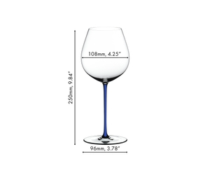 A RIEDEL Fatto A Mano Pinot Noir glass in dark blue stands together with a bottle of wine, a white, a green, a yellow, a red and a black RIEDEL Fatto A Mano Pinot Noir glass against a gray background. 