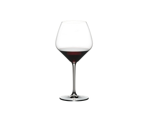 RIEDEL Extreme verre à Pinot Noir rempli avec une boisson sur fond blanc
