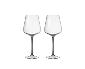 SPIEGELAU Capri Bordeaux Glas gefüllt mit einem Getränk auf weißem Hintergrund