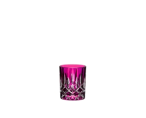 RIEDEL Laudon Tumbler - Pink gefüllt mit einem Getränk auf weißem Hintergrund