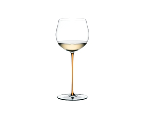 RIEDEL Fatto A Mano Chardonnay (im Fass gereift) - Orange gefüllt mit einem Getränk auf weißem Hintergrund