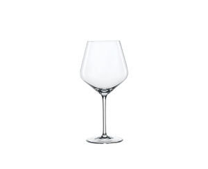 SPIEGELAU Style Burgunderglas gefüllt mit einem Getränk auf weißem Hintergrund