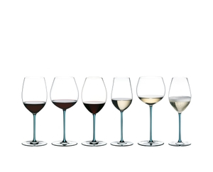 An unfilled RIEDEL Fatto A Mano Oaked Chardonnay glass in turquoise on a white background with product dimensions: Height: 250 mm | 9.84 inch Biggest diameter: 108 mm | 4.25 inch Base diameter: 96 mm | 3.78 inch. 