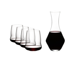 Four SL RIEDEL Stemless Wings Cabernet/Merlot glasses and a Decanter Merlot filled with red wine stand side by side or slightly behind each other on a transparent background. 