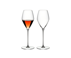 RIEDEL Veloce Rosé gefüllt mit einem Getränk auf weißem Hintergrund