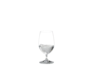 RIEDEL Vinum Gourmet Glas gefüllt mit einem Getränk auf weißem Hintergrund