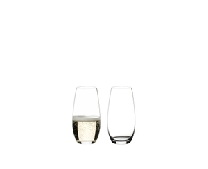 RIEDEL The O Wine Tumbler Champagnerglas gefüllt mit einem Getränk auf weißem Hintergrund