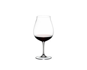 RIEDEL Vinum Neue Welt Pinot Noir gefüllt mit einem Getränk auf weißem Hintergrund