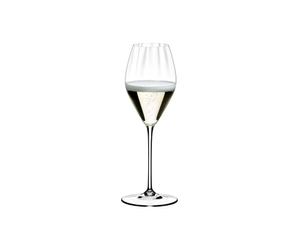 RIEDEL Performance Champagnerglas gefüllt mit einem Getränk auf weißem Hintergrund