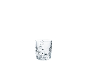 NACHTMANN Sculpture Whisky Tumbler gefüllt mit einem Getränk auf weißem Hintergrund
