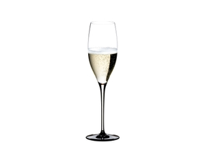 RIEDEL Sommeliers Black Tie Jahrgangschampagnerglas gefüllt mit einem Getränk auf weißem Hintergrund