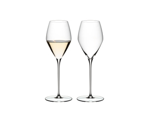 RIEDEL Veloce Sauvignon Blanc gefüllt mit einem Getränk auf weißem Hintergrund