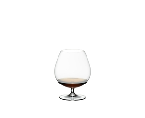 RIEDEL Vinum Brandy gefüllt mit einem Getränk auf weißem Hintergrund