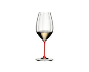 RIEDEL Fatto A Mano Performance Riesling - Rot gefüllt mit einem Getränk auf weißem Hintergrund