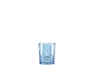 NACHTMANN Highland Becher - Aqua gefüllt mit einem Getränk auf weißem Hintergrund