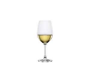 SPIEGELAU Winelovers Weißweinglas gefüllt mit einem Getränk auf weißem Hintergrund