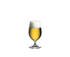 RIEDEL Bar Bier gefüllt mit einem Getränk auf weißem Hintergrund