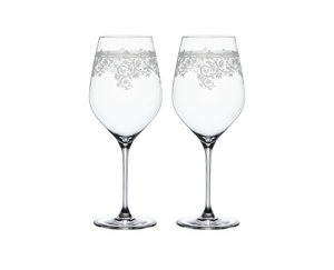 SPIEGELAU Arabesque Bordeauxglas gefüllt mit einem Getränk auf weißem Hintergrund