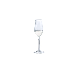 SPIEGELAU Vino Grande Digestif gefüllt mit einem Getränk auf weißem Hintergrund