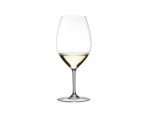RIEDEL Wine Friendly Magnum gefüllt mit einem Getränk auf weißem Hintergrund