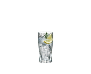 RIEDEL Tumbler Collection Fire Longdrink gefüllt mit einem Getränk auf weißem Hintergrund