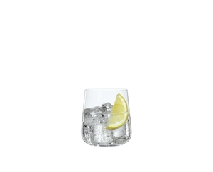 SPIEGELAU Style Wasserglas gefüllt mit einem Getränk auf weißem Hintergrund