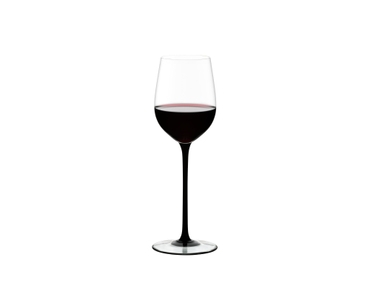 RIEDEL Sommeliers Black Tie Mature Bordeaux gefüllt mit einem Getränk auf weißem Hintergrund