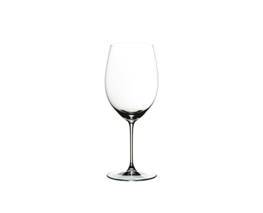 RIEDEL Veritas Cabernet/Merlot gefüllt mit einem Getränk auf weißem Hintergrund