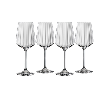 SPIEGELAU Lifestyle Weißweinglas gefüllt mit einem Getränk auf weißem Hintergrund