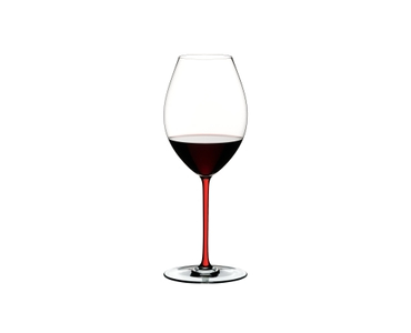 RIEDEL Fatto A Mano Syrah- Rot gefüllt mit einem Getränk auf weißem Hintergrund