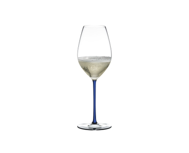 RIEDEL Fatto A Mano Champagner Weinglas - Dunkelblau gefüllt mit einem Getränk auf weißem Hintergrund
