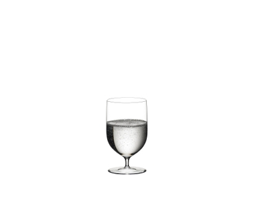 RIEDEL Sommeliers Wasser gefüllt mit einem Getränk auf weißem Hintergrund