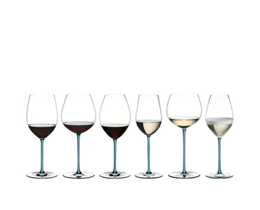 All glasses of the RIEDEL Fatto A Mano collection in turquoise stand side by side filled with the matching wine in front of a white background.