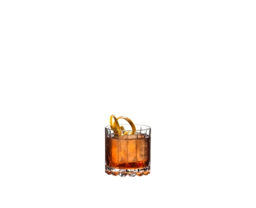 RIEDEL Drink Specific Glassware Rocks Glas gefüllt mit einem Getränk auf weißem Hintergrund