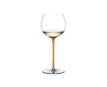 RIEDEL Fatto A Mano Chardonnay (im Fass gereift) - Orange gefüllt mit einem Getränk auf weißem Hintergrund