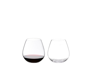RIEDEL O Wine Tumbler Pinot/Nebbiolo gefüllt mit einem Getränk auf weißem Hintergrund