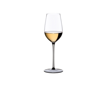 RIEDEL Sommeliers Black Tie Riesling Grand Cru rempli avec une boisson sur fond blanc