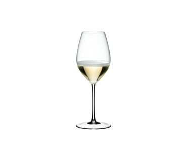 RIEDEL Sommeliers Champagner Weinglas gefüllt mit einem Getränk auf weißem Hintergrund