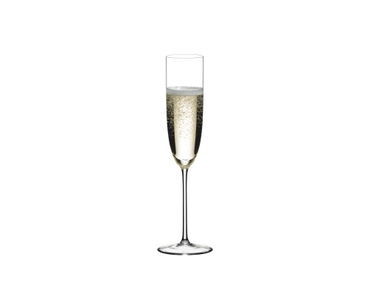 RIEDEL Sommeliers Champagnerflöte gefüllt mit einem Getränk auf weißem Hintergrund