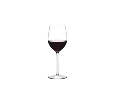 RIEDEL Sommeliers Mature Bordeaux/Chablis/Chardonnay gefüllt mit einem Getränk auf weißem Hintergrund