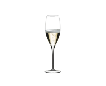 RIEDEL Sommeliers Jahrgangschampagnerglas gefüllt mit einem Getränk auf weißem Hintergrund
