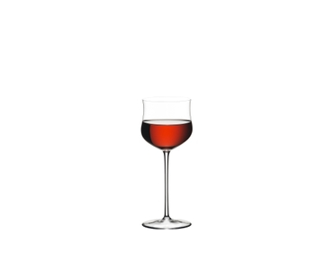 RIEDEL Sommeliers Rosé gefüllt mit einem Getränk auf weißem Hintergrund