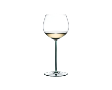 RIEDEL Fatto A Mano Chardonnay (im Fass gereift) - Mint gefüllt mit einem Getränk auf weißem Hintergrund