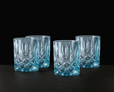 NACHTMANN Noblesse Whisky Tumbler - aqua in use