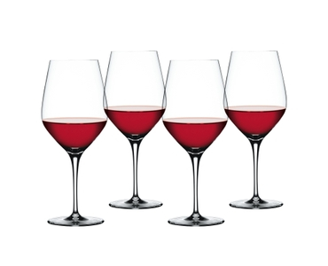 SPIEGELAU Authentis Bordeauxglas gefüllt mit einem Getränk auf weißem Hintergrund