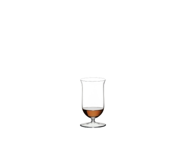 RIEDEL Sommeliers Single Malt Whisky gefüllt mit einem Getränk auf weißem Hintergrund