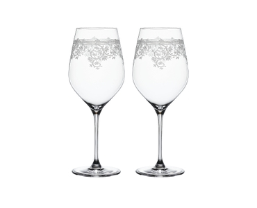 SPIEGELAU Arabesque Bordeauxglas gefüllt mit einem Getränk auf weißem Hintergrund