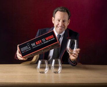 RIEDEL The Key to Wine juego de vino tinto en uso