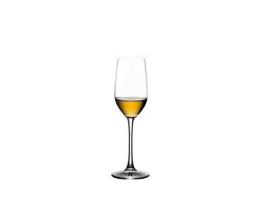 RIEDEL Bar Tequila gefüllt mit einem Getränk auf weißem Hintergrund